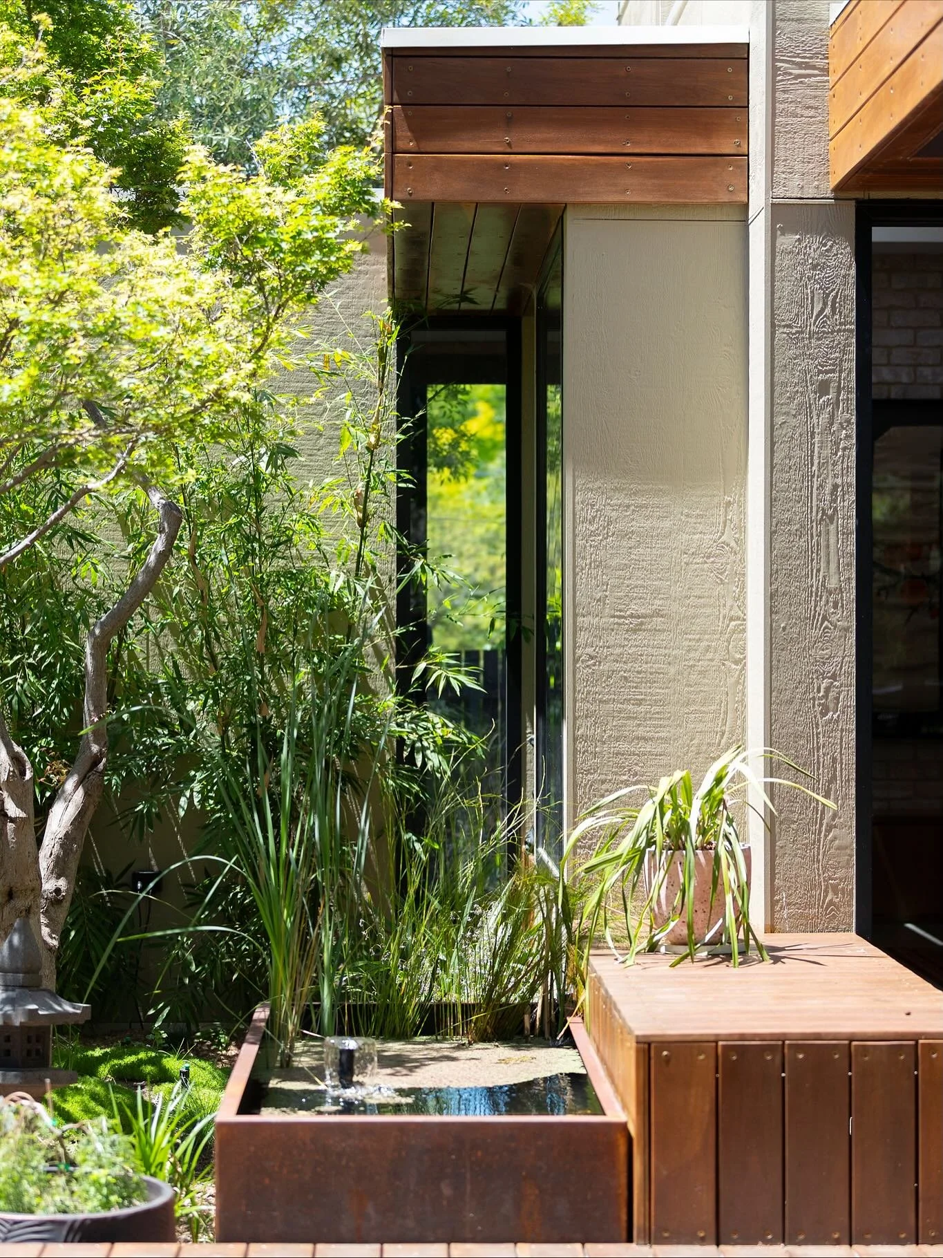 Maple Tree House
A new pavilion linked to the house frames an existing maple tree. The house extension draws you through its long axis while creating glimpses into the garden from all rooms.

Architect &amp; Interior Designer: @de.rome.architects 
Bu