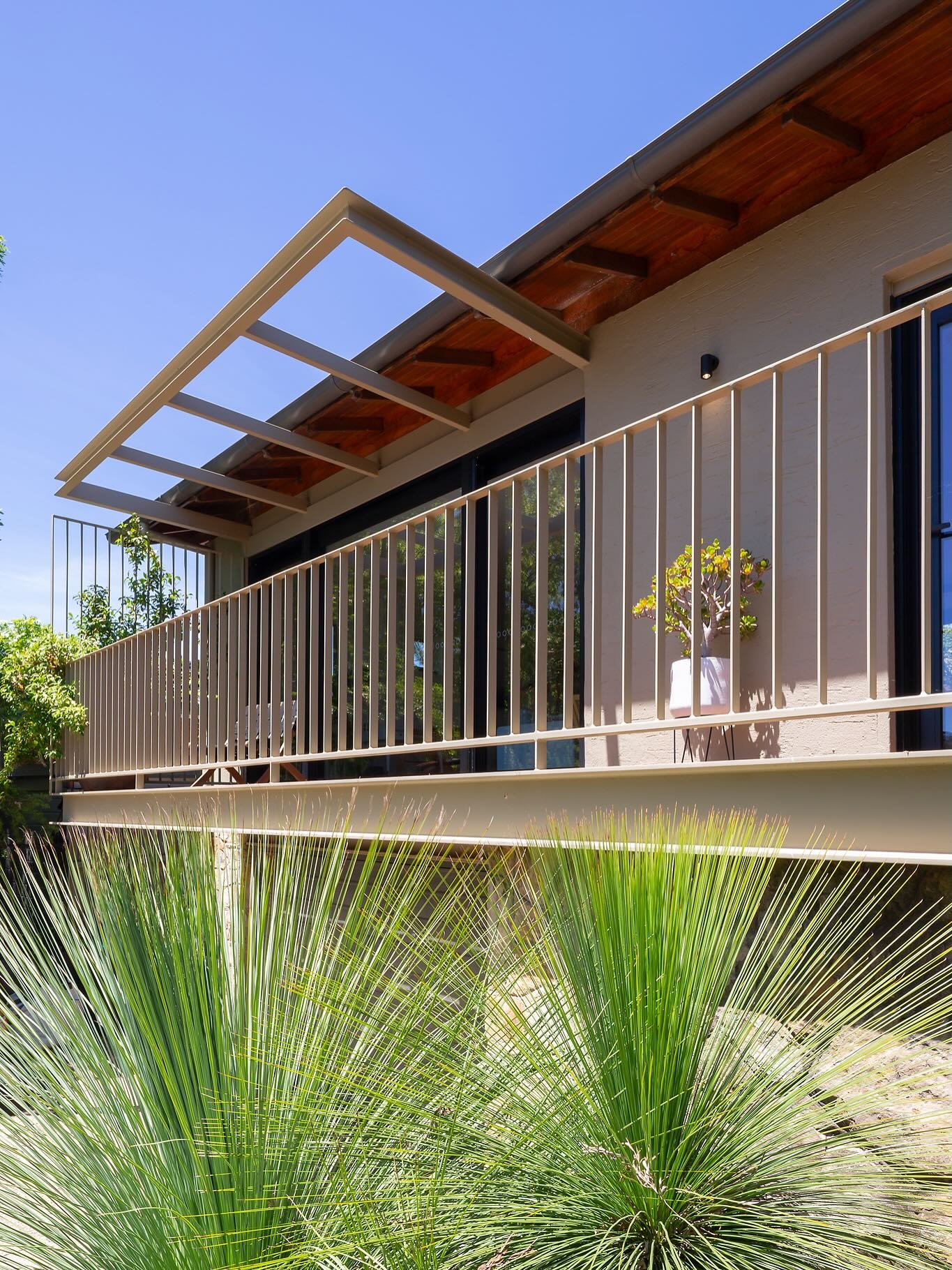 Maple Tree House 🏠 

Alterations to the front of the existing house introduce a new balcony and balustrade. Connecting to the existing stone entry stair, and flowing off the existing living space, the new space captures north sun and balcony views, 