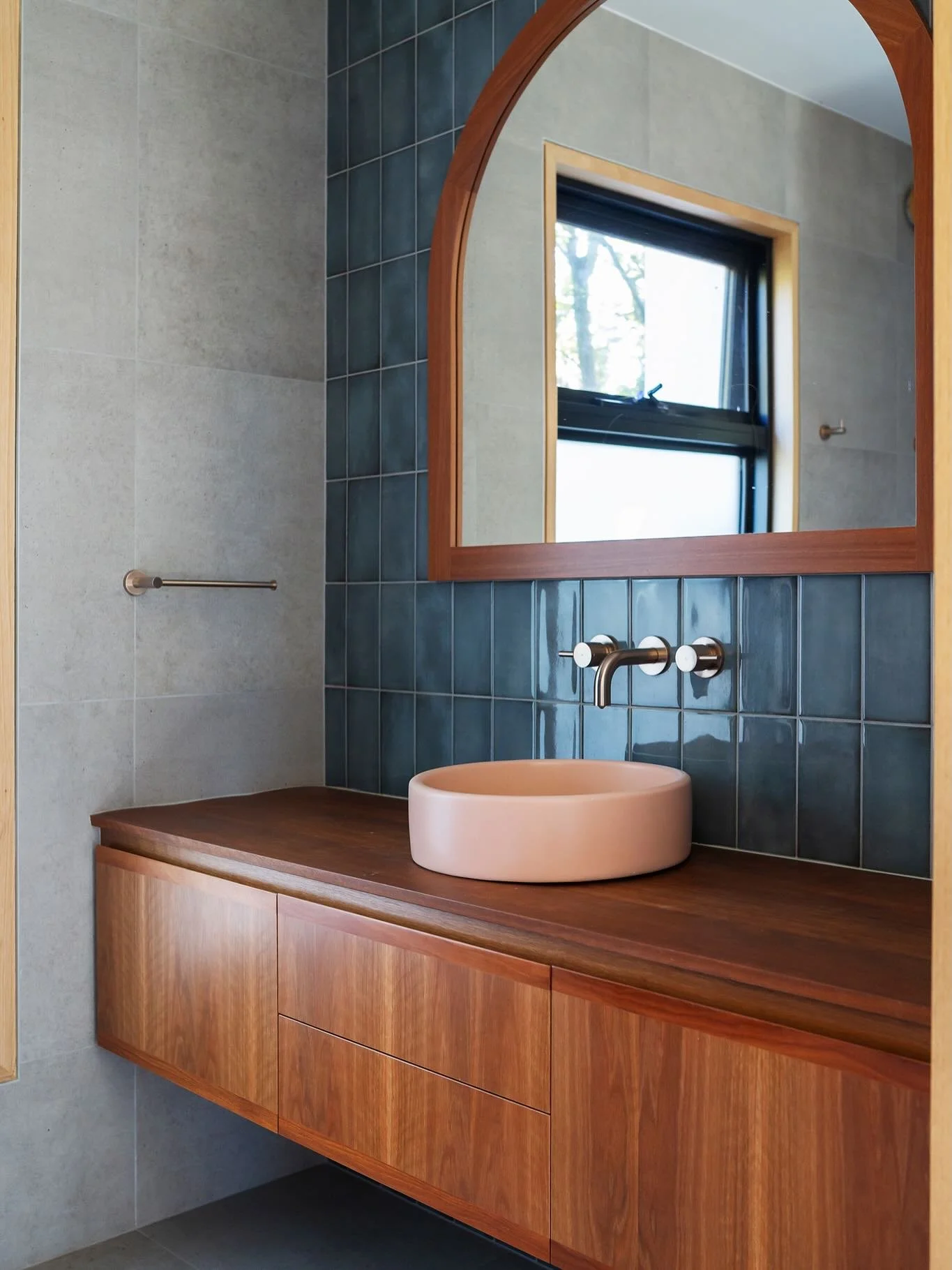 Maple Tree House // Bathrooms &amp; Robes 🛀

Architect &amp; Interior Designer: @de.rome.architects 
Builder: @braithwaitebuilding 
Photographer: @mr_adam_mcgrath 

#architecture #interiordesign #bathroomdesign #bathroom #robe