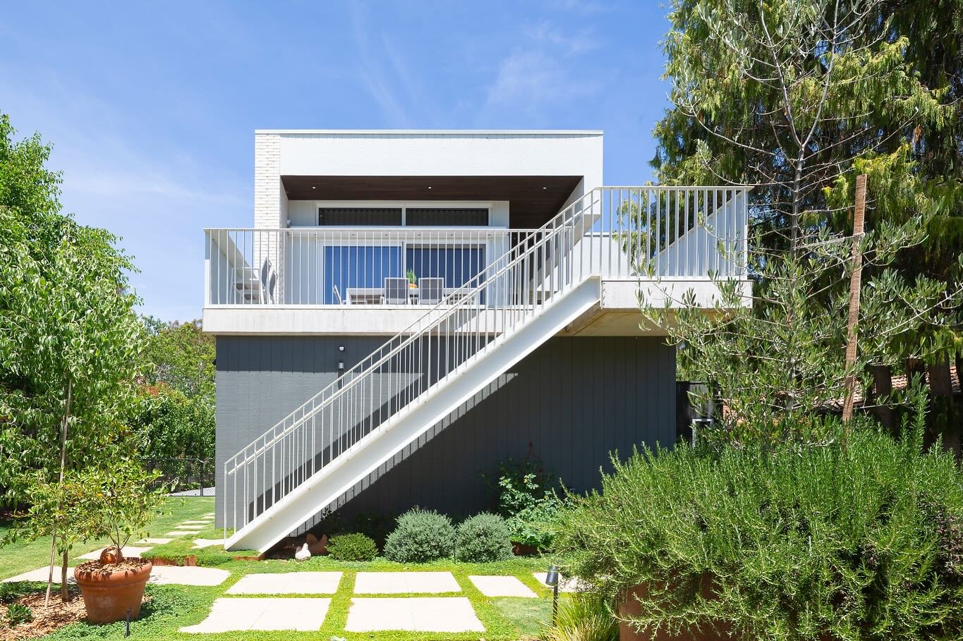 Reid House 🏠 

The new house accommodates a lot of things: ageing-in-place, extended family living, art, workshop, storage, a lift, a self-contained flat. Yet all remains minimised and disguised from the street. 

Mature trees are retained and celeb