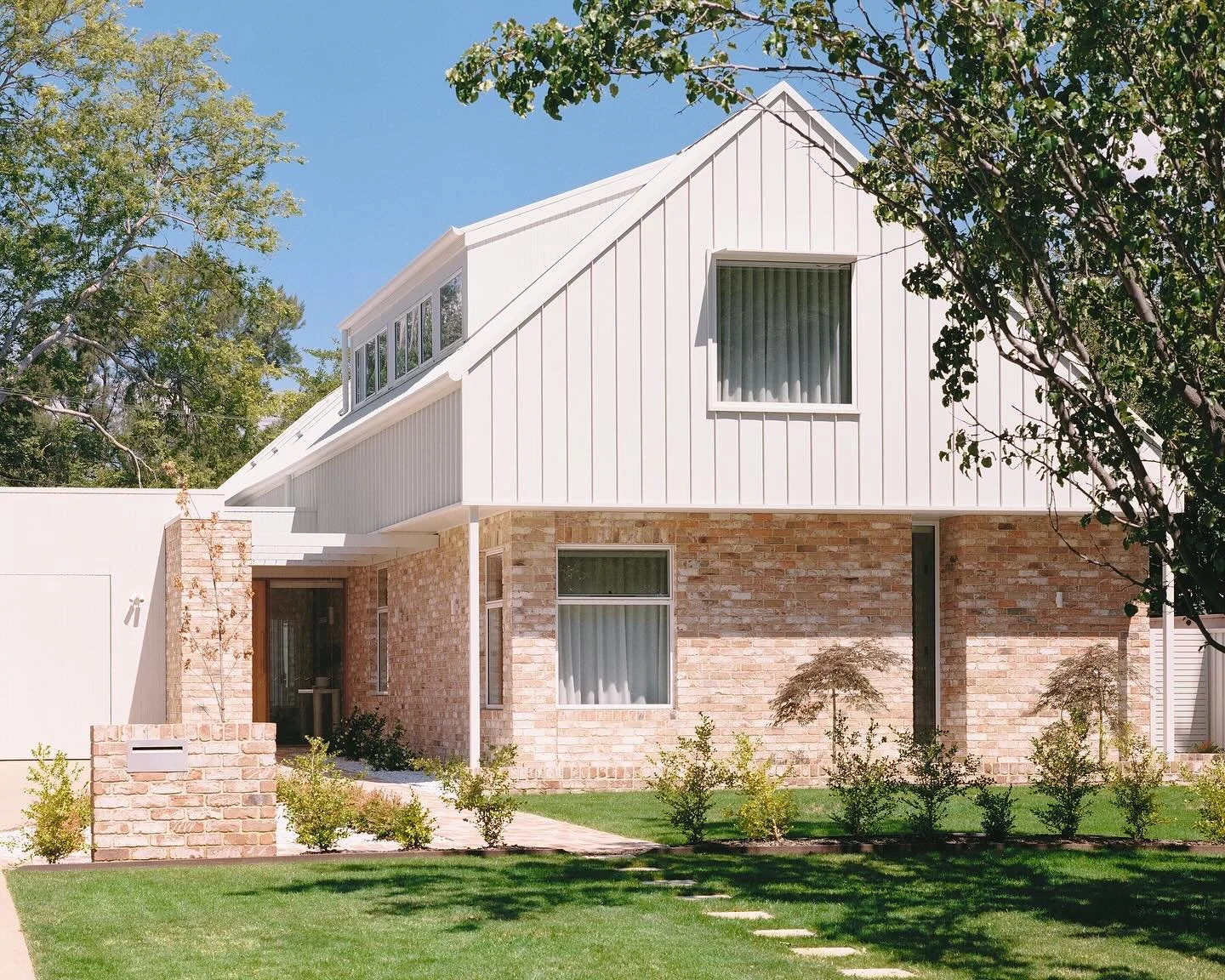 Anzac Park House 🏠 

Playfully asymmetric, the upper level loft tucks the bedrooms away. The roof line continues, creating a double-height raked ceiling over the bright living spaces.

Architect &amp; Interior Design: @de.rome.architects 
Builder: @