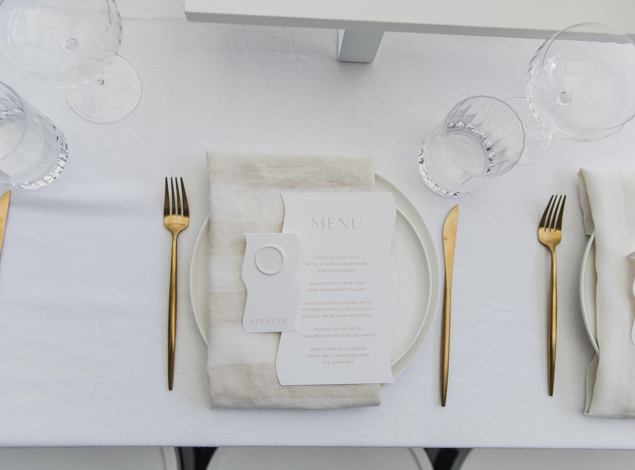White tablecloths with sand&amp;white napkins