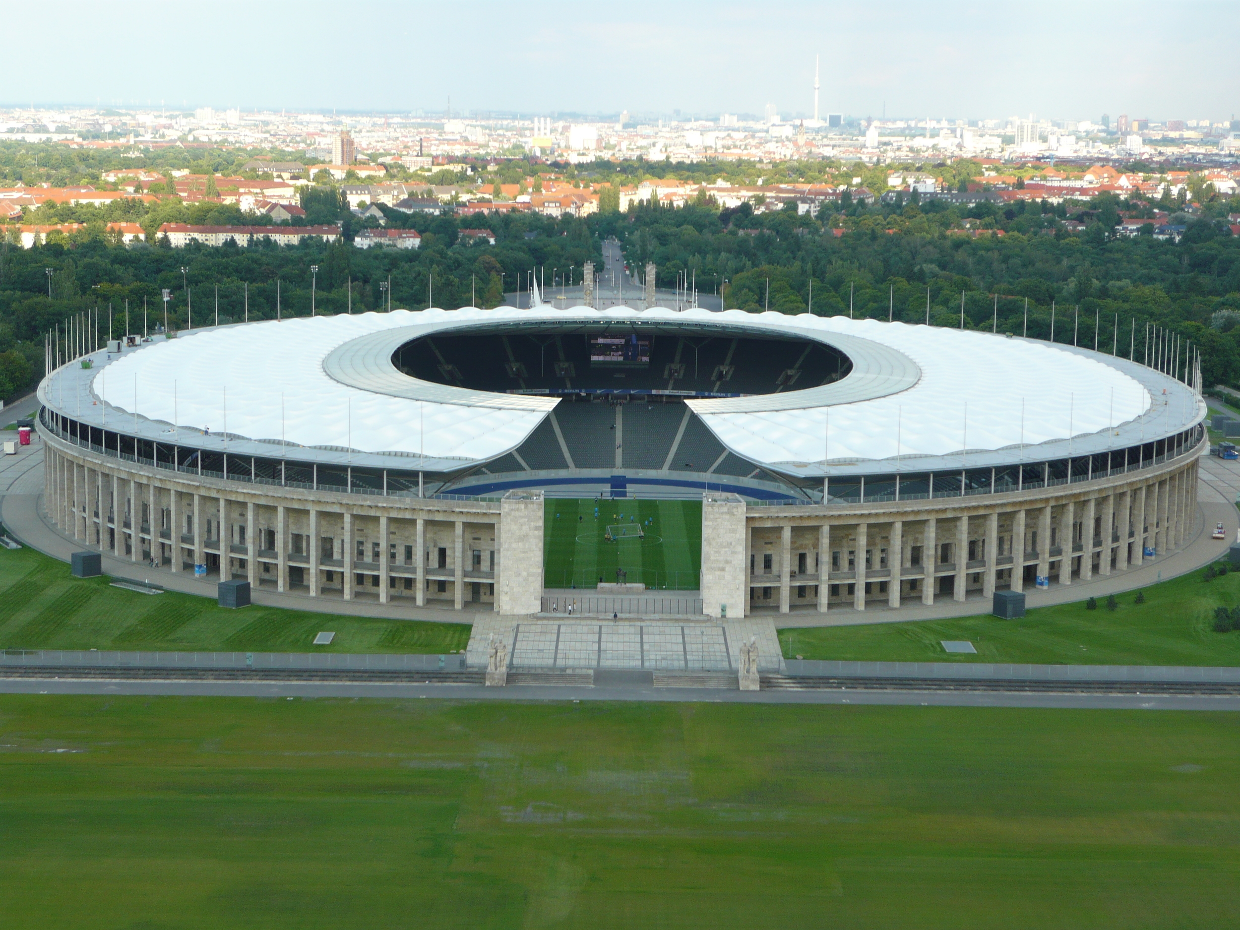 Stade_Olympique_Berlin_Ext.JPG