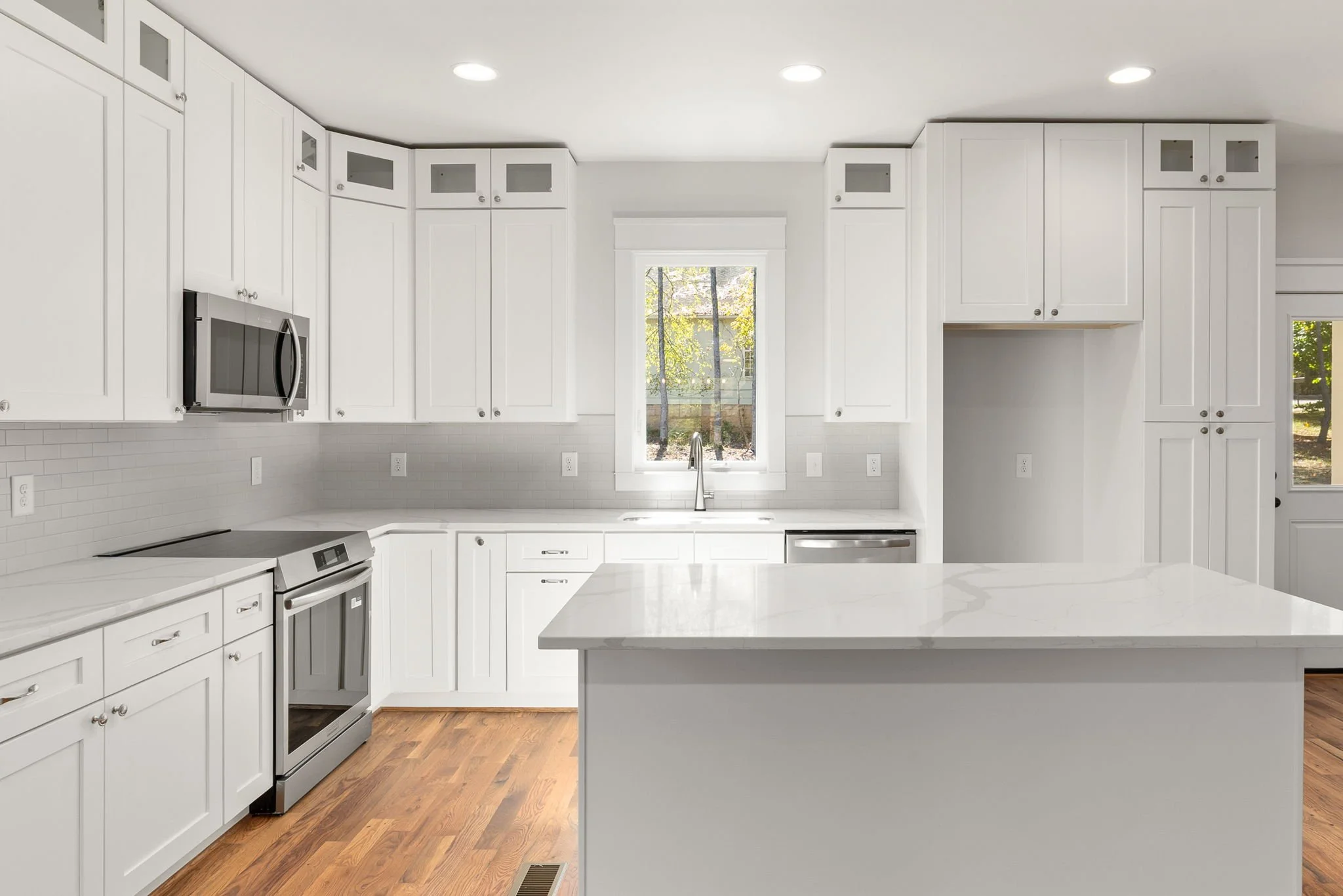 Stratford II Bright White Induction Kitchen Quartz