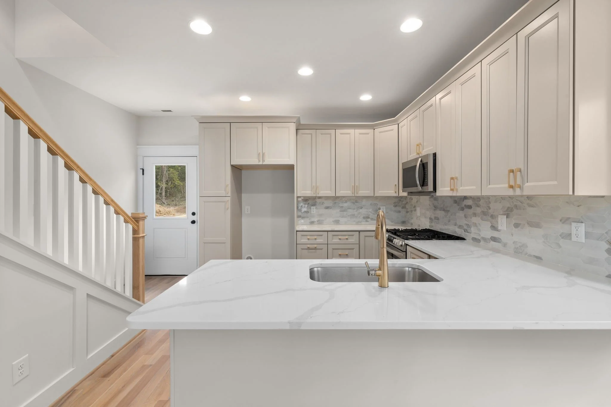 6 Quartz Kitchen Gold Finishes.jpg