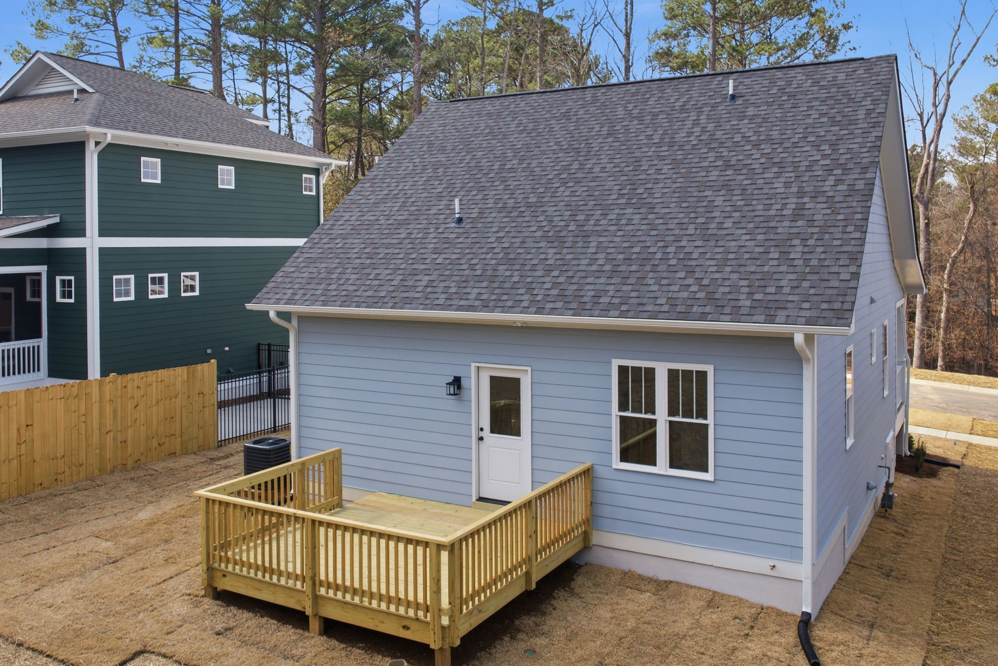 20 Back Deck Space Large Back Yard.jpg