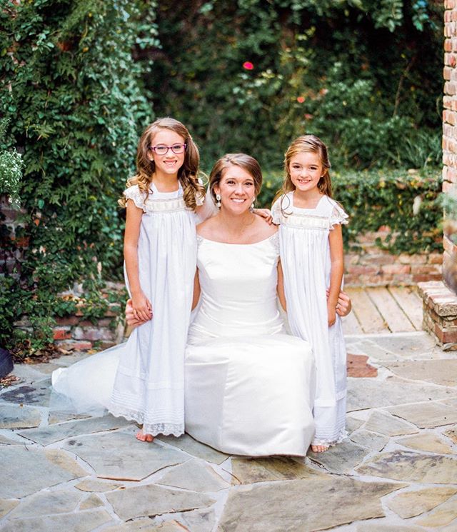 How sweet are these three?!? Beautiful bride, and adorable flower girls!! @lavish.engagements // @kholtwareagle // @thegrandonfoster