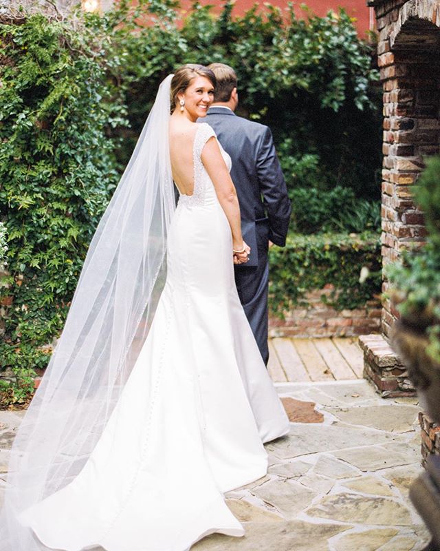 Those sweet milliseconds before the first look.... the secrecy surrounding the bridal gown, and all the effort put in to selecting the perfect details, culminate in this ☝🏼 ❤️❤️❤️
@kholtwareagle // Planning: @lavish.engagements // Venue: @thegrandon