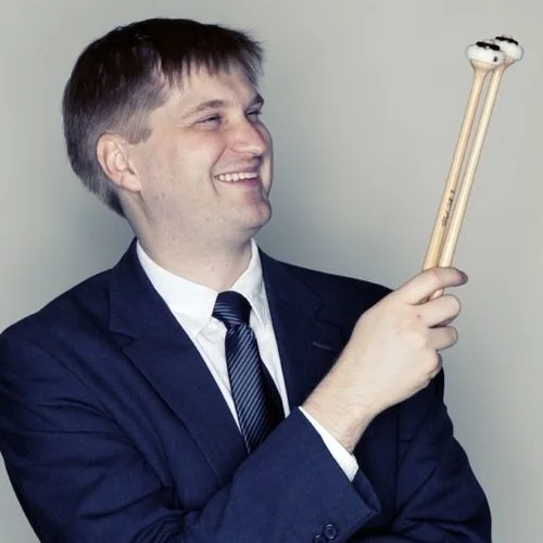 Craig Hauschildt, percussion Percussionist and conductor Craig arrived in Houston shortly after Tropical Storm Allison to attend graduate school at the Shepherd School of Music at Rice University. In the ensuing period, he has weathered two hurricanes and wasn’t scared away; had the honor of working with students at the University of Houston and Texas A&M; programmed and performed chamber music in exceptional art spaces including the Menil Collection, the Rothko Chapel, the Museum of Fine Arts, Houston, and the Galveston Artist Residency; led the Da Camera Young Artist Program; started a wonderful family with the love of his life; and is now leading an effort to infuse the arts more fully into the daily lives of students throughout the Houston Independent School District. His awe for this city grows with each passing day as his work brings him in contact with incredible people all over town. A sucker for hemiolas and tritones, Mr. Hauschildt finds unceasing joy in discovering new music, sharing it with others, and using it to bring people together. Photography by Richie Hawley.