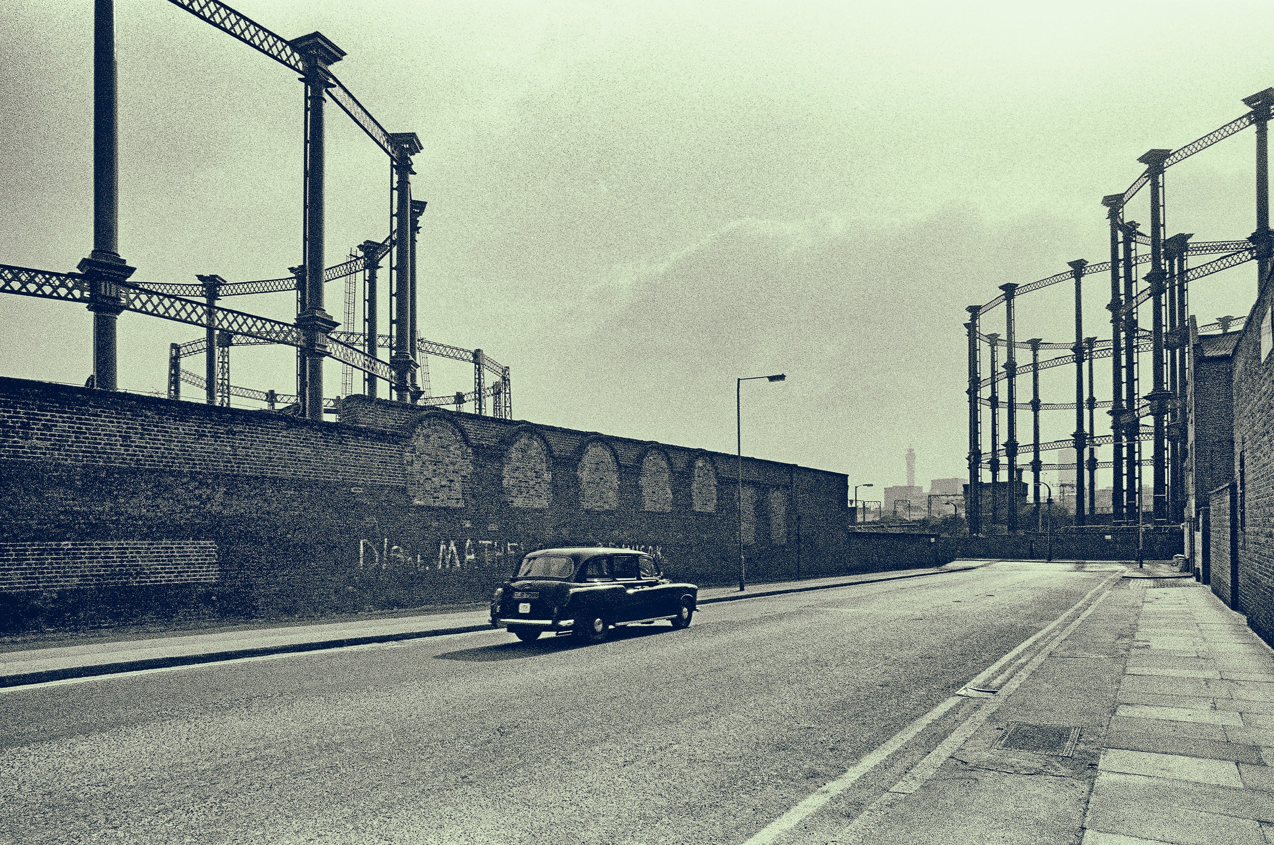 130_Whereto, guv?_Gasholders_Kings-Cross_1988_Roll21_neg28_vc7_©AndySotiriou1988.jpg