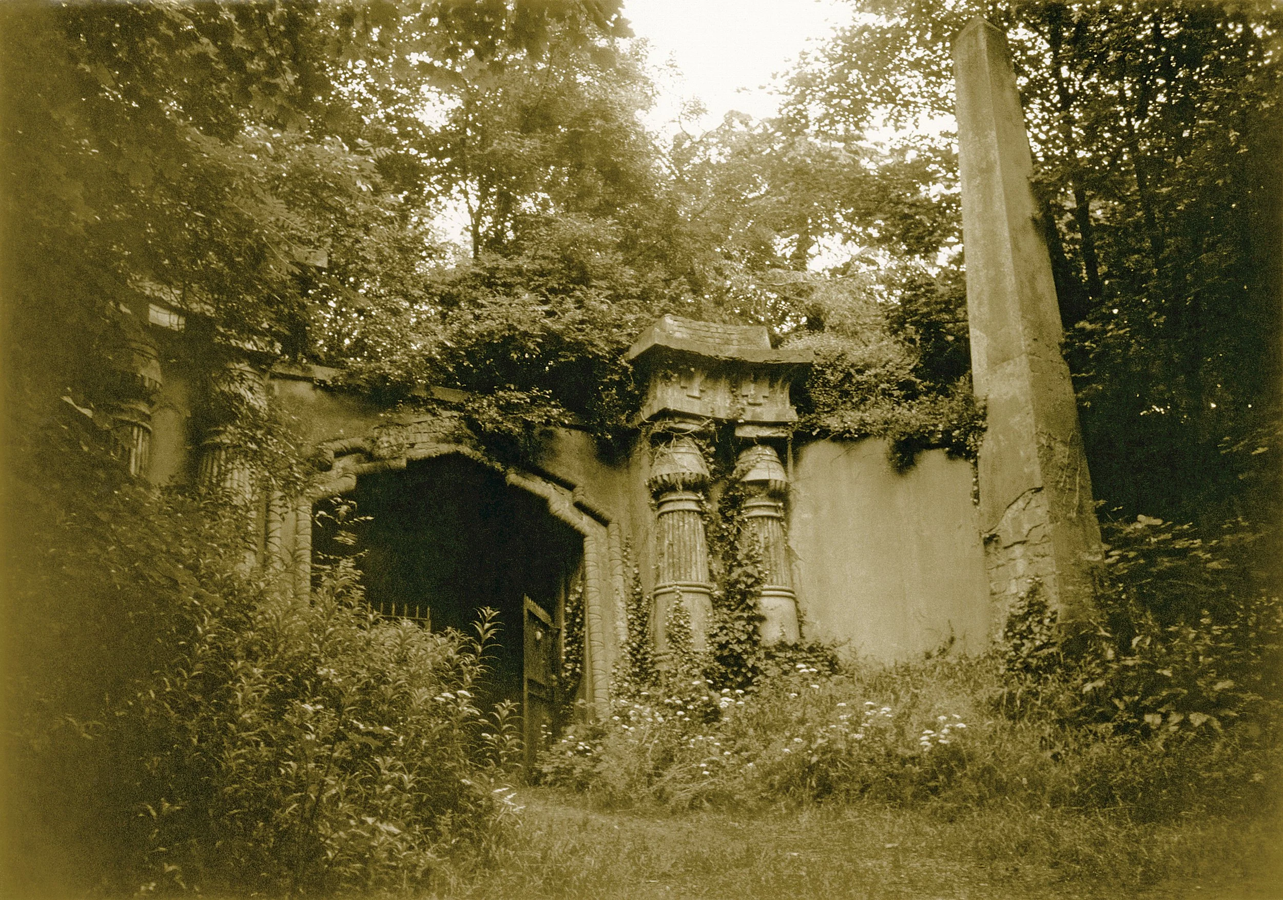 290_Highgate_cemetery_scan646_©AndySotiriou2020.jpg