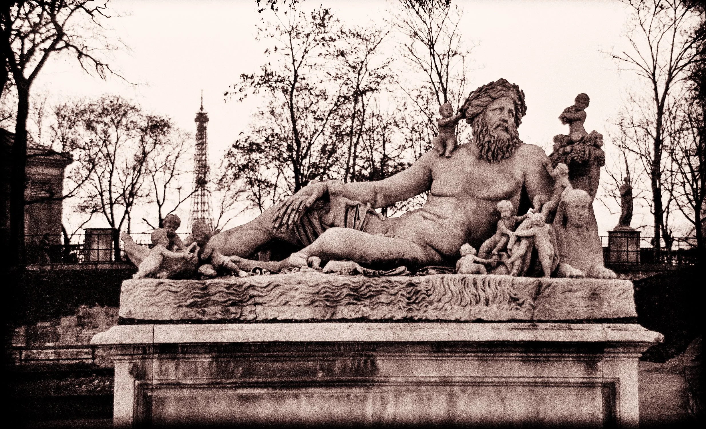 085_Le-Nil_Tuileries-Garden_Paris_1976_Roll86_se033v2_©AndySotiriou2026.jpg