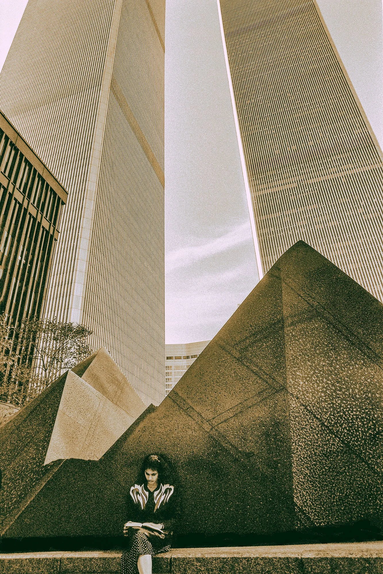 235_Battery-Pk-City_9_Girl-&-Twin-Towers_NYC_1990_cc4_©AndySotiriou2026.jpg