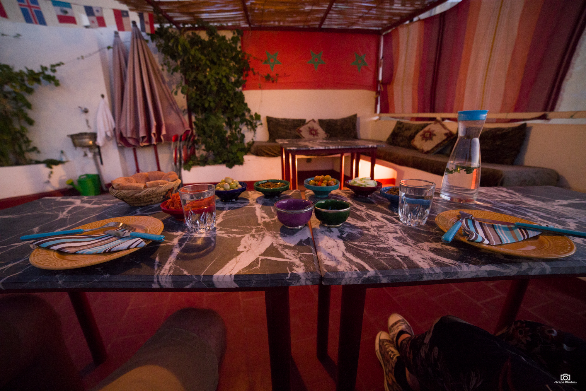 Uitgebreid diner bij de Guesthouse (http://www.darzerhoune.com)