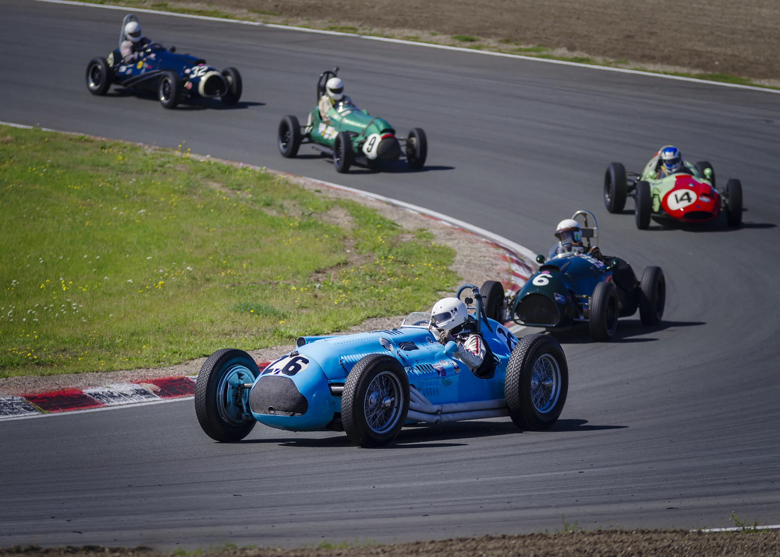 Glijdend de Tarzan bocht door met formule 1 wagens van voor 1960