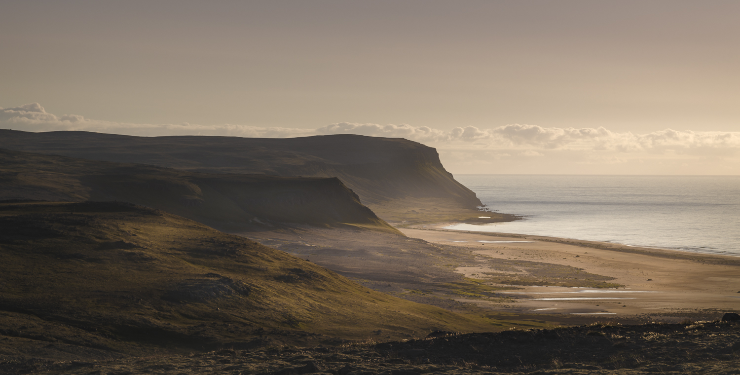 Het strand bij Latrabjarg. De natuurcamping was net onder de hoge klif. 