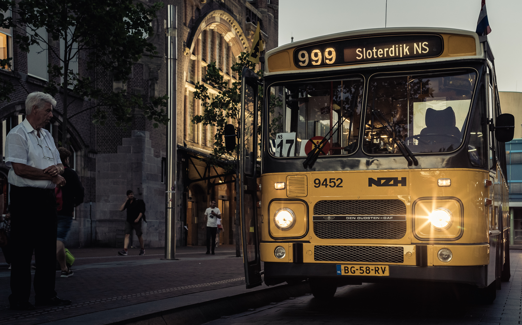 De bus uit de jaren 80 van het NZH transport museum