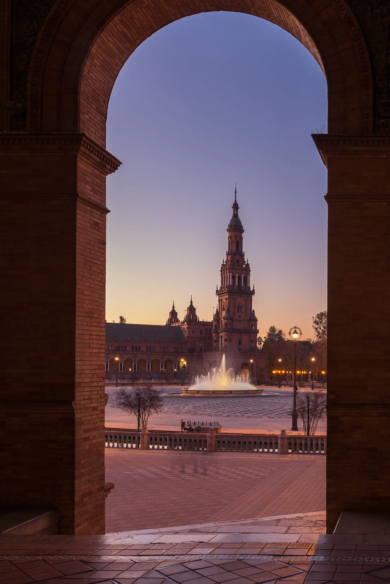 Een foto in een foto. Fontein en toren van het Plaza de Espana