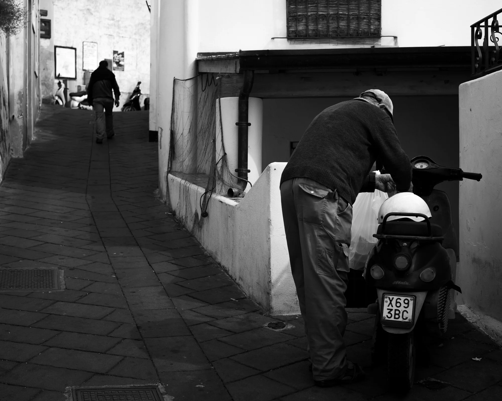 Dit smalle straatje is de hoofdweg op Stromboli