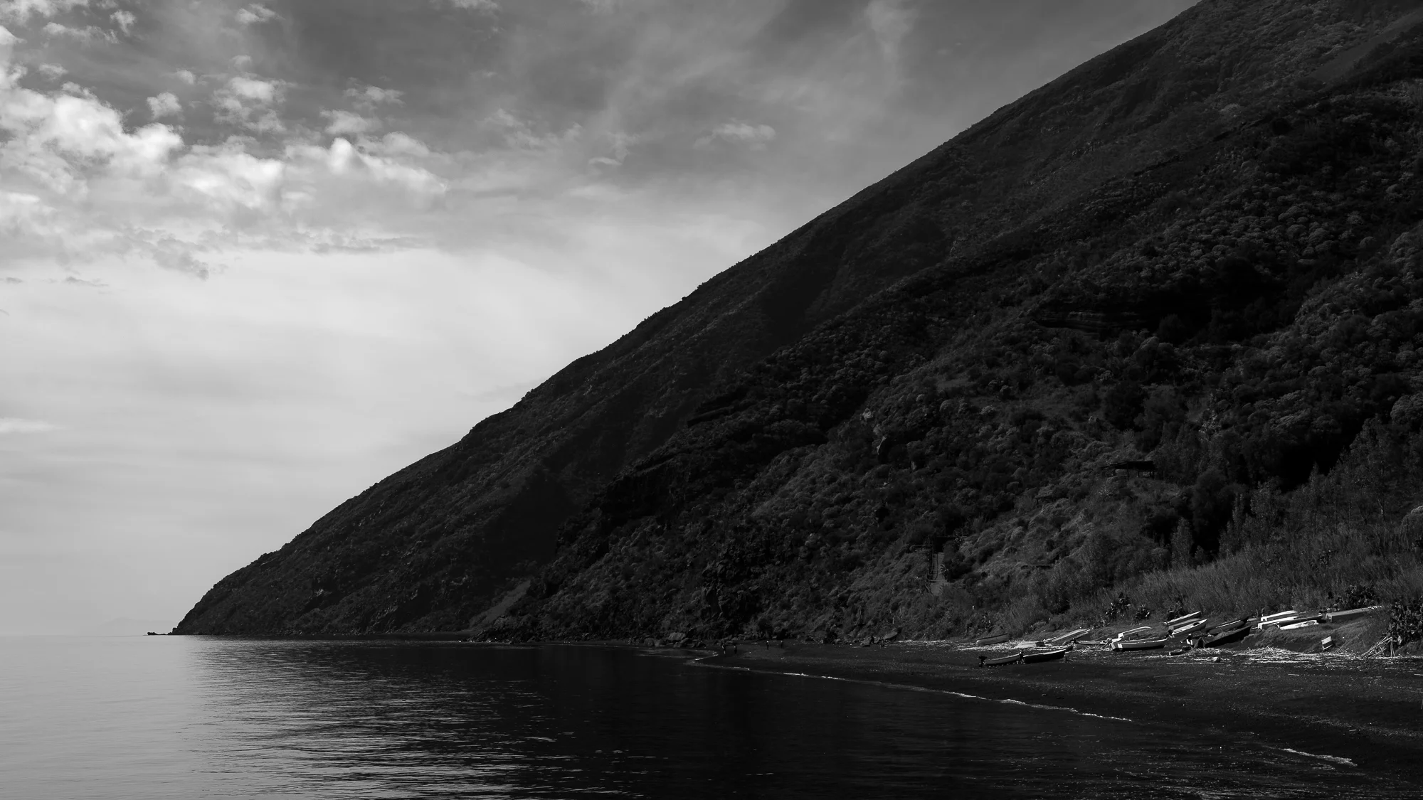 Vissersbootjes op een strand in Stromboli.