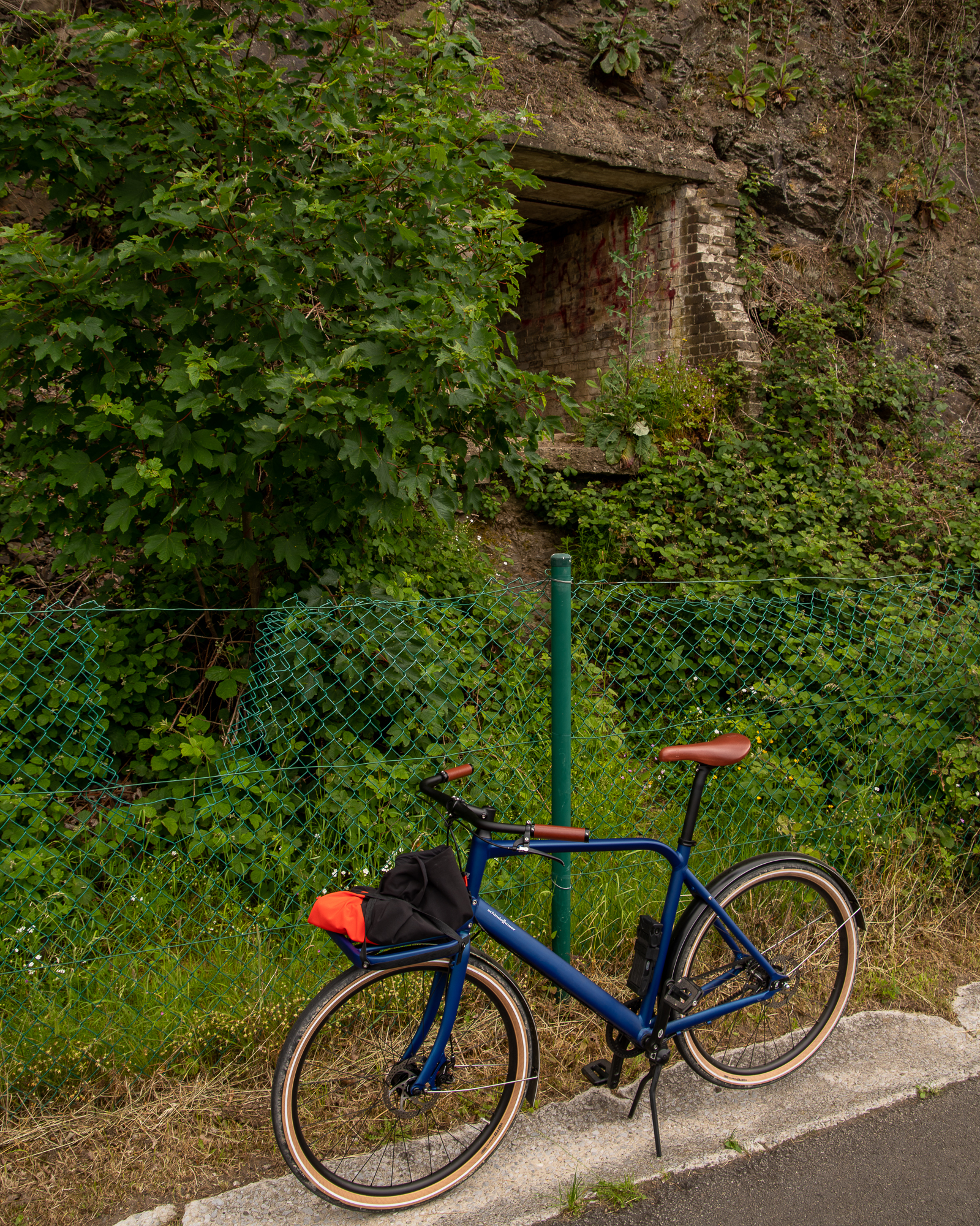 Mijn fiets, Gustav, voor de ingang van een bunker.