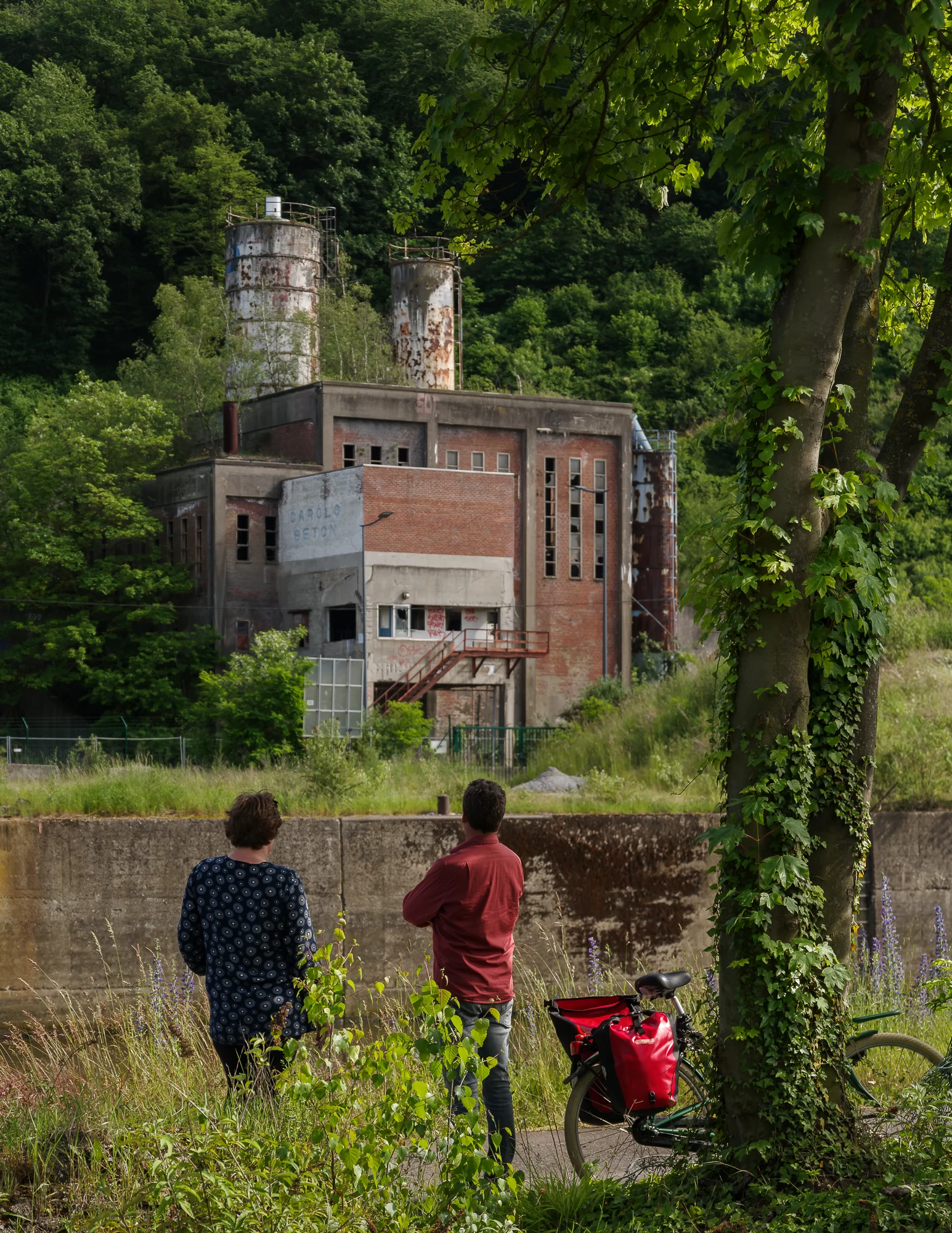 Aanschouwen van een oude fabriek