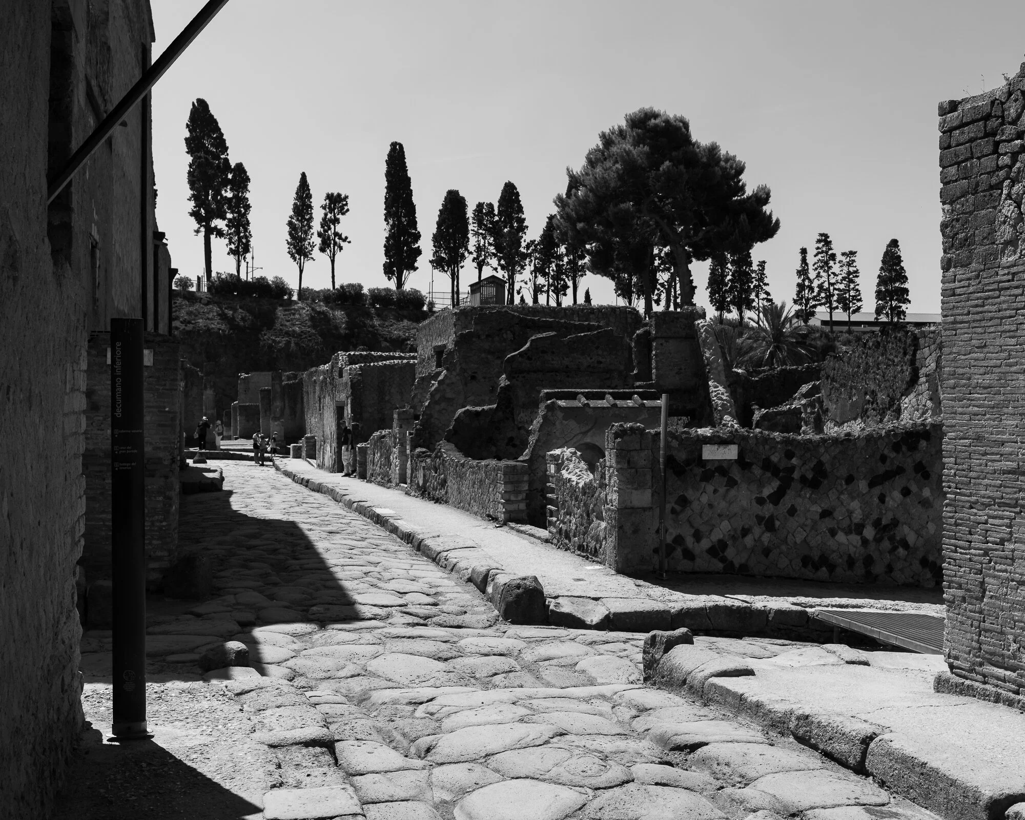 Kruisende wegen in Herculaneum, met zelfs nog de ingesleten karrensporen