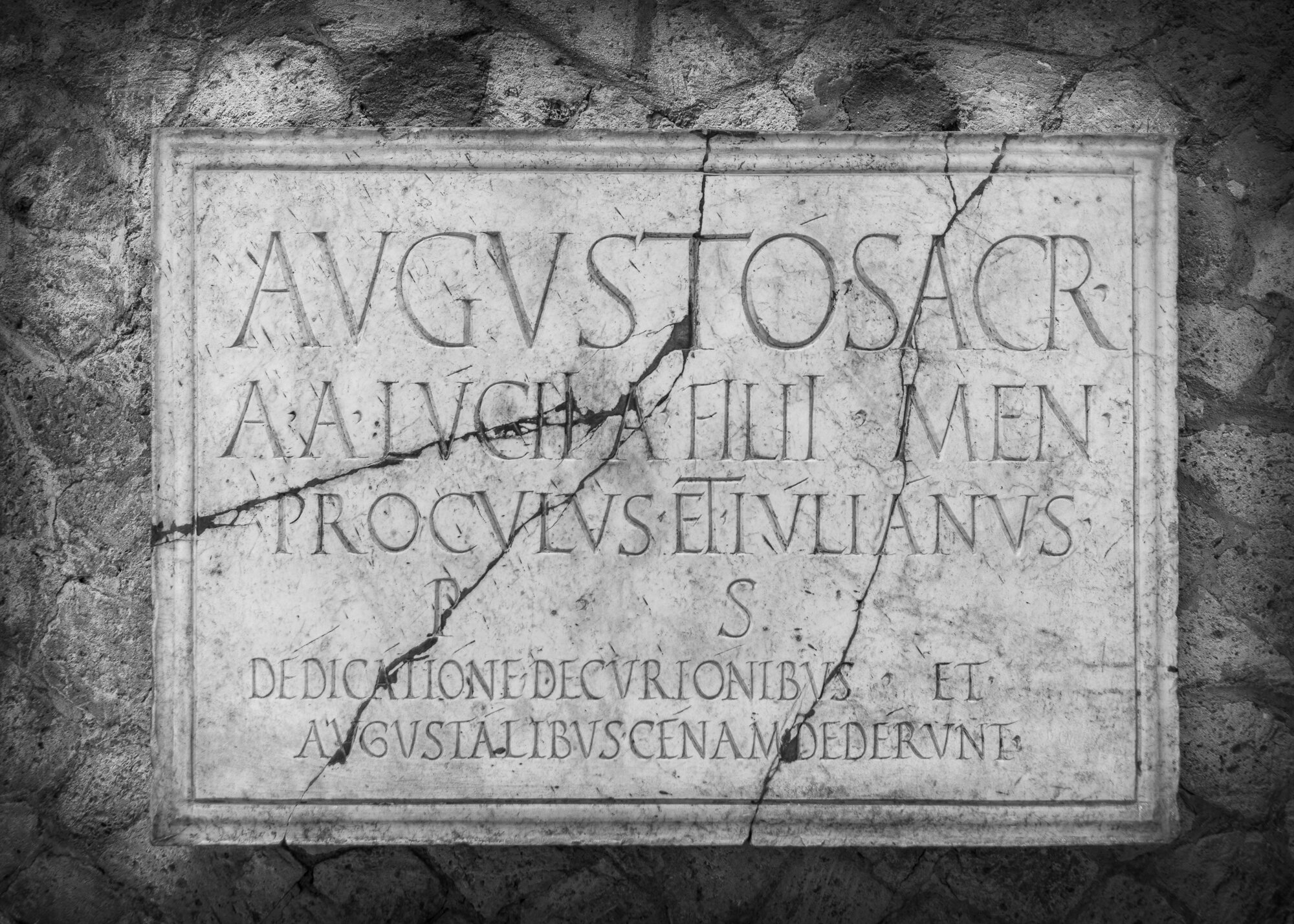 Plaque opgedragen een keizer Augustus