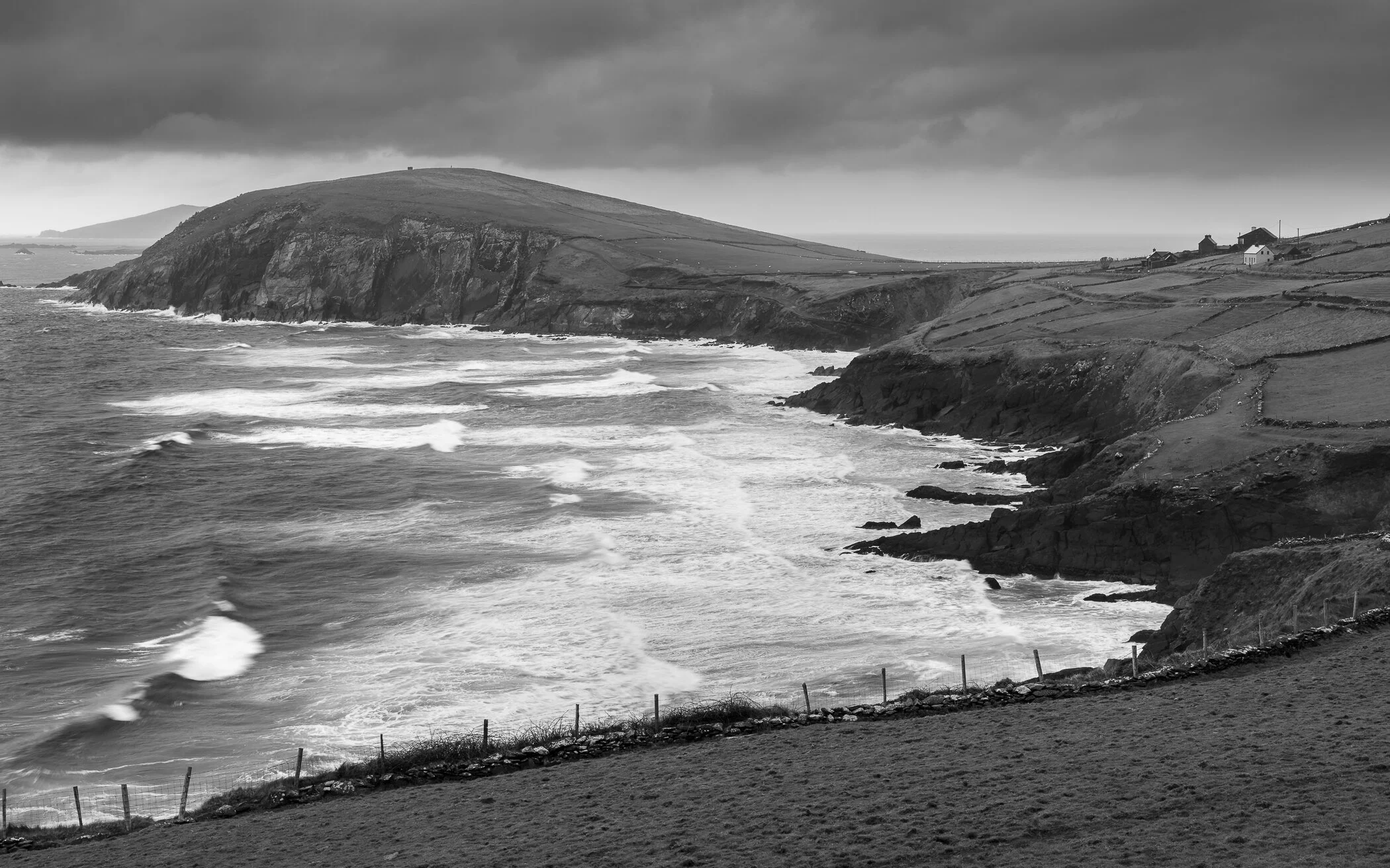 Golven beuken op de kust van Dingle