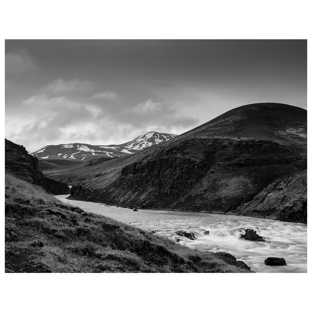 A wild river in the Icelandic Highlands en route to the remote Kerlingarfj&ouml;ll campsite. 

#icelandichighlands #wildriver #kj&ouml;ler #f35 #basalts #blackandwhitephotography #whitewater #glacier #monochromephotography #iceland🇮🇸 #landscapelove