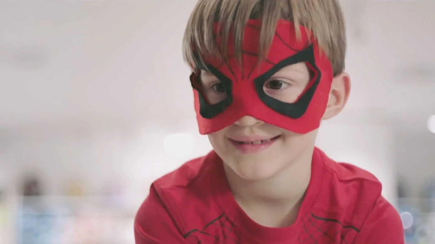 Spiderboy schwingt sich für Deichmann durch die Filiale!