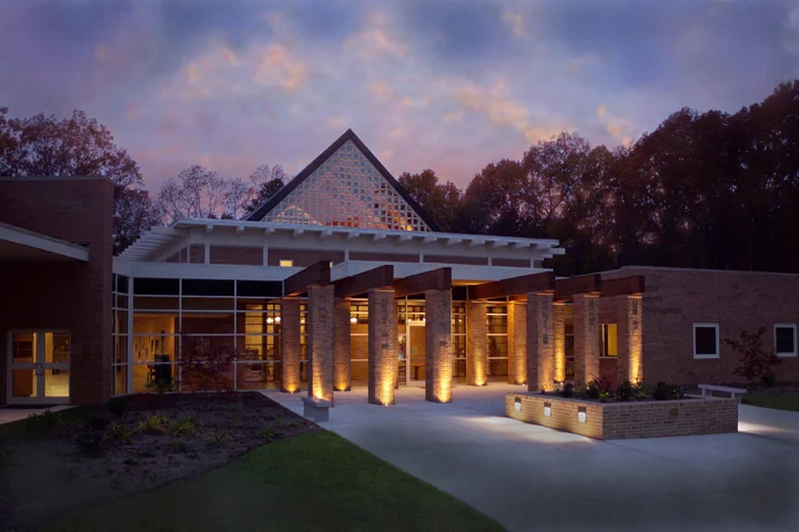 The Synagogue complex includes a variety of gathering spaces, both interior and exterior, which serve a range of functions from formal to casual. The building design addresses different site conditions on each side of the project and creates both very public spaces and more sheltered spaces. A second phase of construction including the addition of several classrooms was completed in 2007.