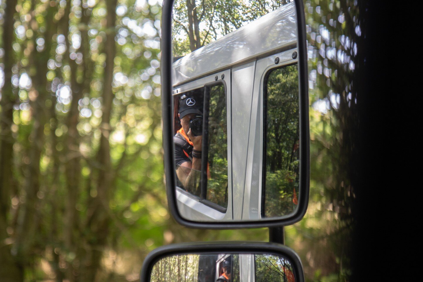 Amazing assignment this week out on #safari for Daimler Truck AG in the #unimog. Fun times!!
💯🐘

Yes thats me in the wing mirror getting bashed around 

#commercialphotography 
#professionalphotographer 
#freelance
#mercedes 
#mercedesbenz 
#advert