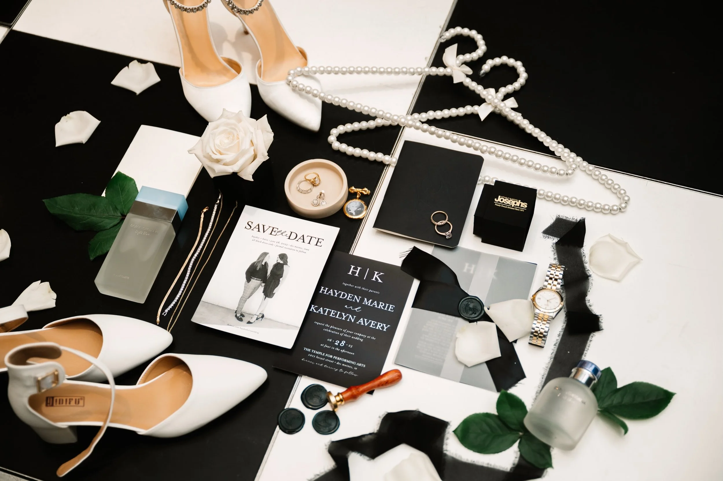 Another Flatlay Friday, another anniversary to celebrate! 🖤 

Hayden and Katie celebrate one year of marriage this Sunday! Their wedding suite is still one of my all time favorites. Happy anniversary, you two!

photo @jasontcrocker