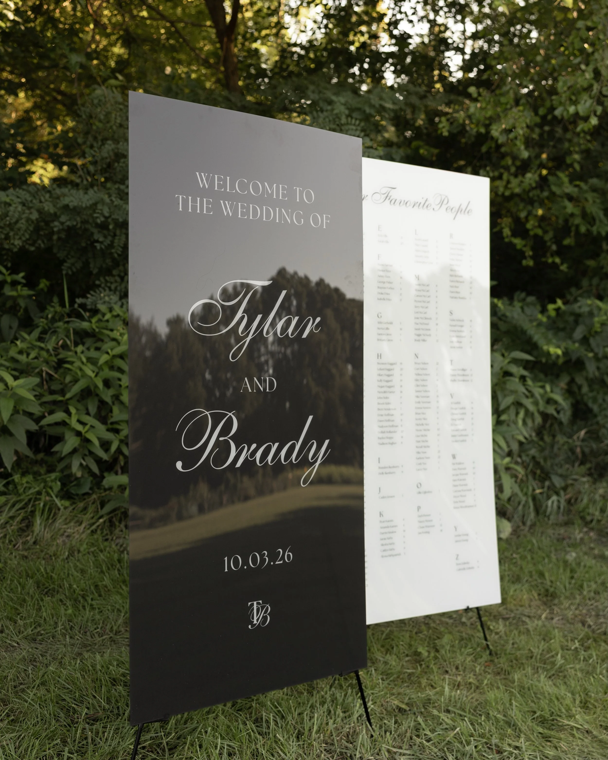 This could be your wedding signage, and today, it&rsquo;s Tylar and Brady&rsquo;s!

A custom acrylic welcome sign and seating chart are the perfect pair.

I&rsquo;m especially obsessed with the black and white combo. 🖤