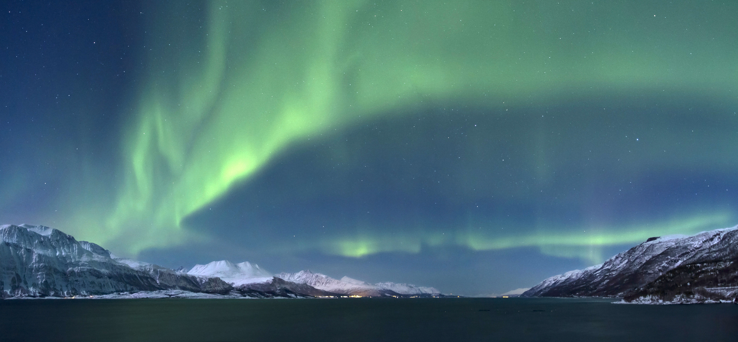 Aurora_borealis_above_Lyngenfjorden_2012_March-3.jpg