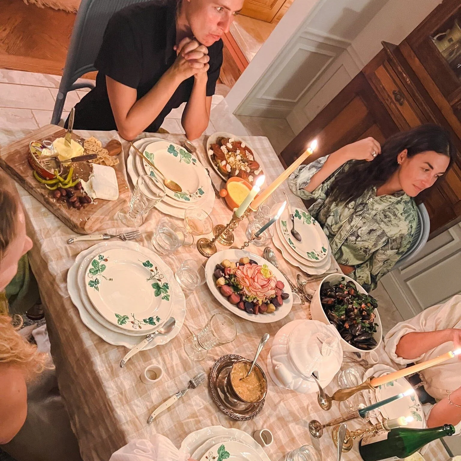 🤔Tell us what you think in the comments- has this been lost in our culture?

The practice of table fellowship-  eating and drinking together across social boundaries-  was so central to the early Jesus movement that the Roman writer Lucian of Samosa