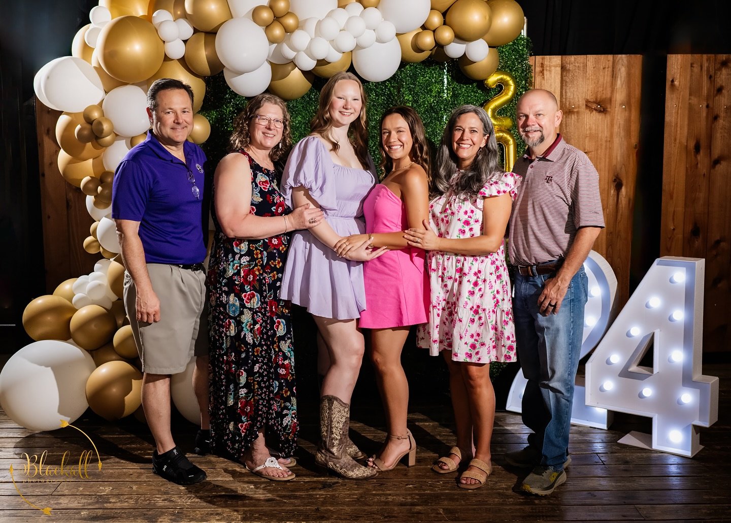 SUPER fun night celebrating these two grads 🎓 with their family and several hundred of their closest friends at @martybsplace!! It&rsquo;s was an amazing party!!!
✌🏻💛📸
&zwnj;
&zwnj;
&copy;️Blackall Photography 2024
#BLACKALLPHOTOGRAPHY
#TexasThro