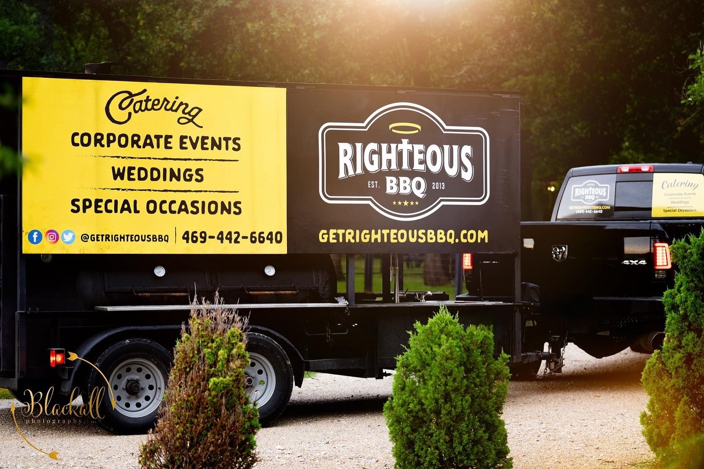 Good and delicious things are in store when you walk into a wedding and see this! @getrighteousbbq 

@bellacavallievents 
@blackallphotography 
@atimetoshinefloraldesign 
@paradiseprodjs 
@thekristaann 
@looksbygracerao
@getrighteousbbq 
@bblewisvill