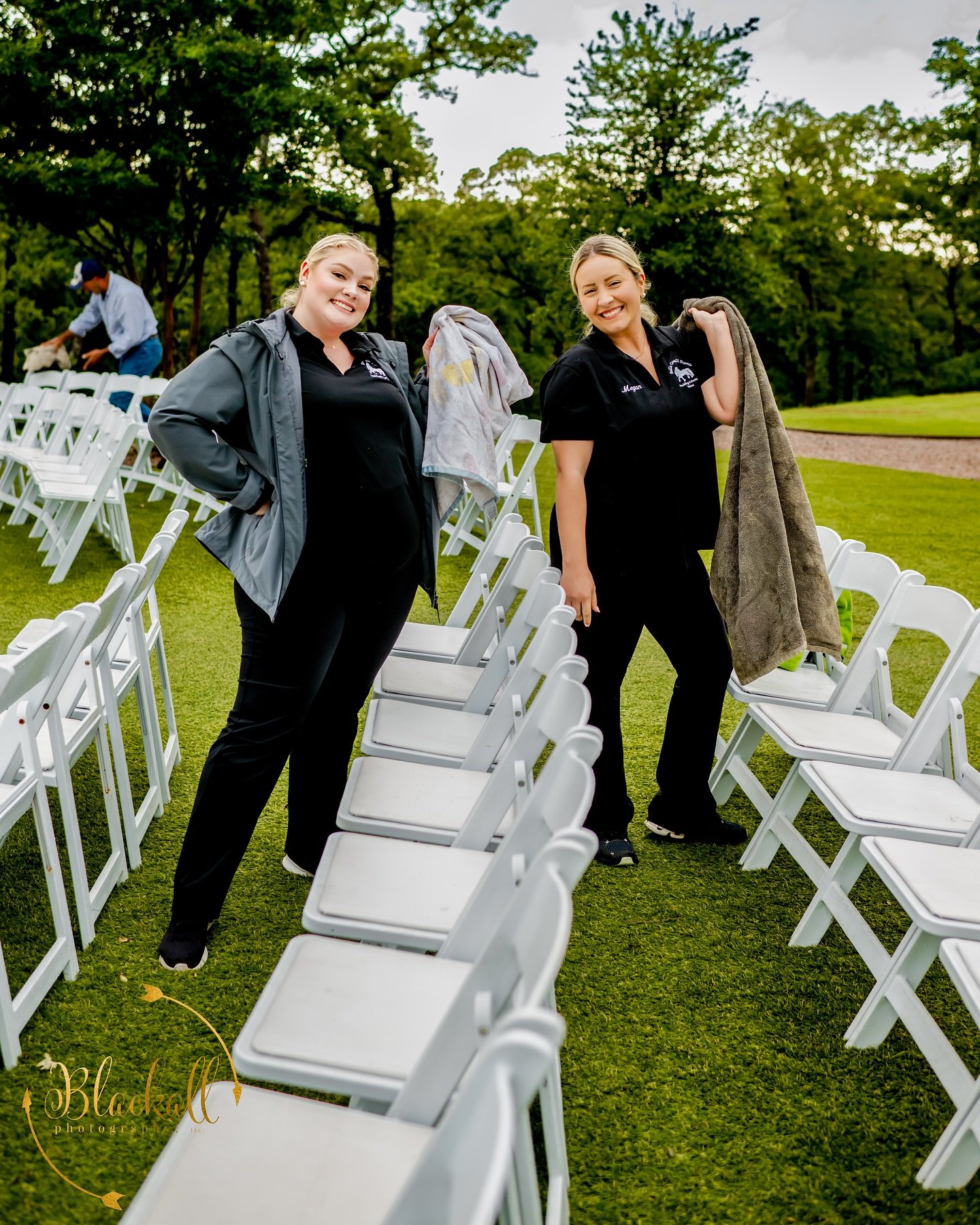 Those BCE girls makin&rsquo; it happen! They went above &amp; beyond to make sure our sweet couple got the outside wedding of their dreams! 
&zwnj;
✌🏻💛📸
&zwnj;
@bellacavallievents
@blackallphotography
@atimetoshinefloraldesign
@paradiseprodjs
@the