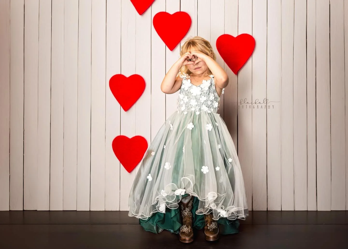 Happy Valentine&rsquo;s Day y&rsquo;all!  Is this not the cutest little flower girl ever?! &hearts;️ 

Just a little reminder if you&rsquo;re getting married at a venue, like @lucky_spur_ranch which has Blackall Photography listed as their preferred 