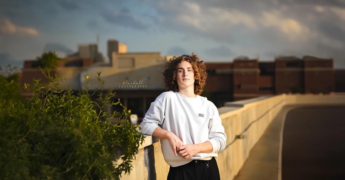 Last shot of the evening, and y&rsquo;all&hellip; the wind started kickin&rsquo; up and those big ol&rsquo; moody clouds rolled in just right 🤍

Had the best time hangin&rsquo; with this @marcusmarauders Senior for his @blackallphotography grad sess
