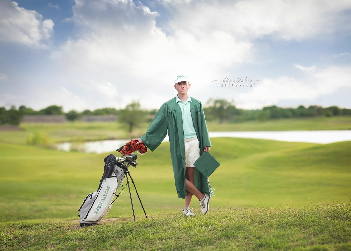 A few more previews for this @ldfalcons grad!! Thank you to @lakeparkgolfcourse for letting us grab some shots here. Y&rsquo;all rock! ⛳️