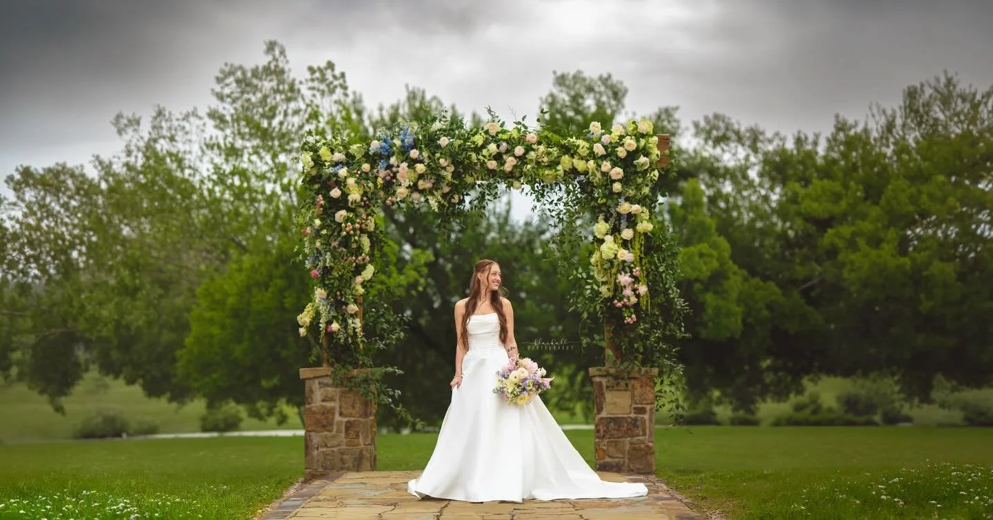 NBD&hellip; Just a Bride over here being absolutely stunning in her @bblewisville gown at @lucky_spur_ranch! And check out that fantastic floral arch, by none other than the always phenomenal @coco_fleur_events 🙌🏻

Vendor Team:
Venue | @lucky_spur_