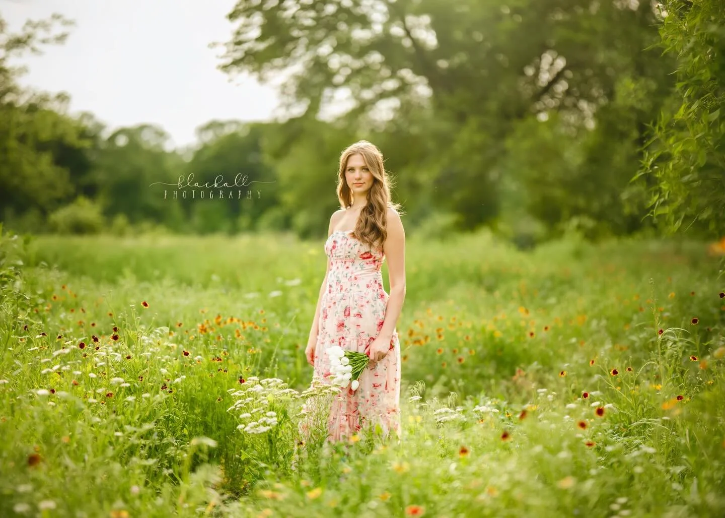 Y&rsquo;all&hellip; I&rsquo;m not even kidding&mdash;these pretty little wildflowers are SHOWING OFF right now thanks to all this rain 😍🌼

Had the sweetest time with Olivia&rsquo;s grad session, and I&rsquo;ve got more beauties to share because whe