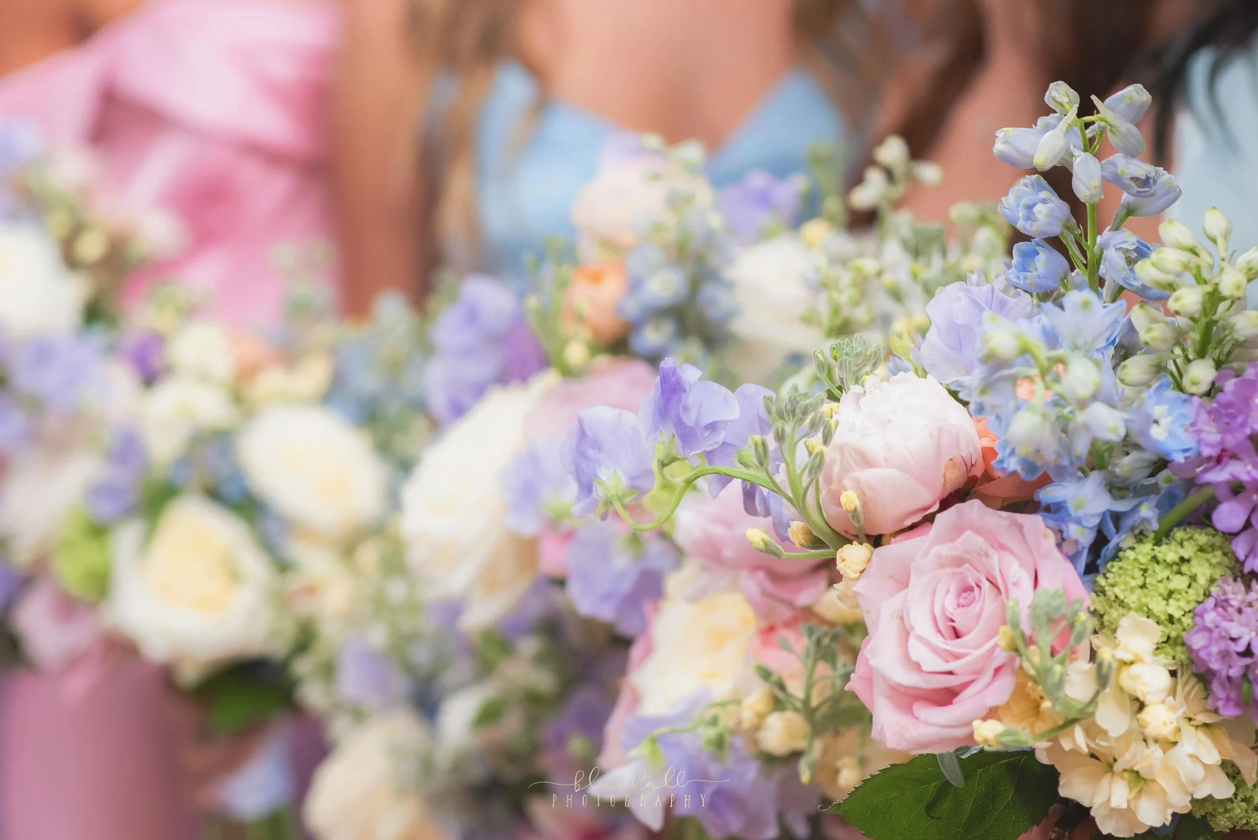 Y&rsquo;all know I love a good wedding detail, but can we take a minute for these flowers? 😍💐

The soft pinks, peaches, creams, hints of lavender, and those beautiful dusty blues are just about everything I love wrapped up in one bouquet.

One thin