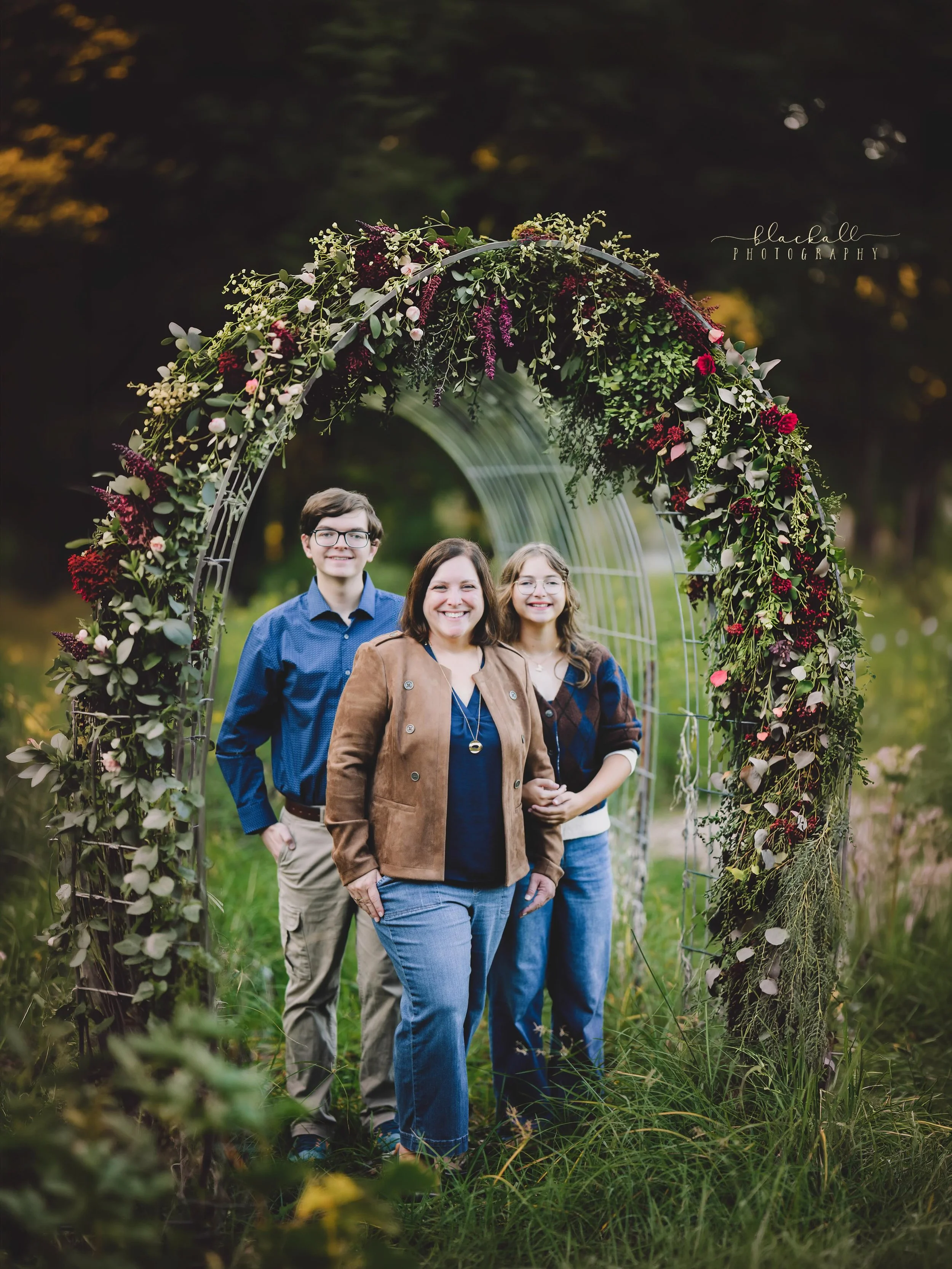 Just another gorgeous family knocking it out of the park for their Fall family photos 🍂

I love this time of year, and I&rsquo;m so grateful to everyone that booked early!!! 

Thank you @timbercreekmeadow_ for hosting!