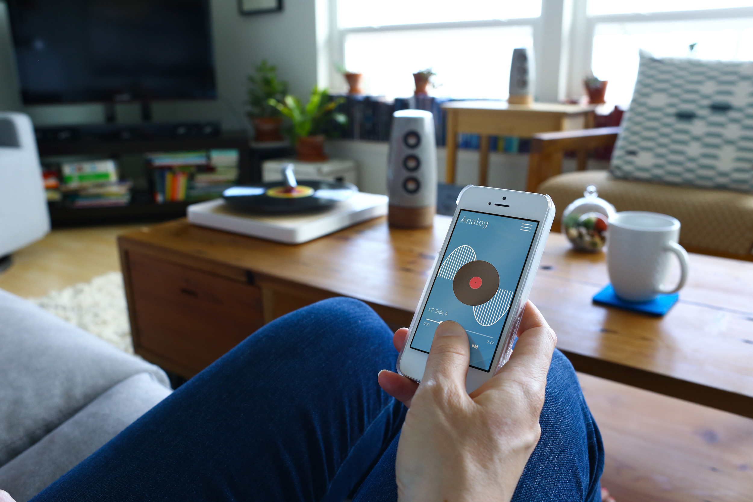 Agavé allows users to switch from streaming music, to playing their favorite records, all by using an app on their phones.