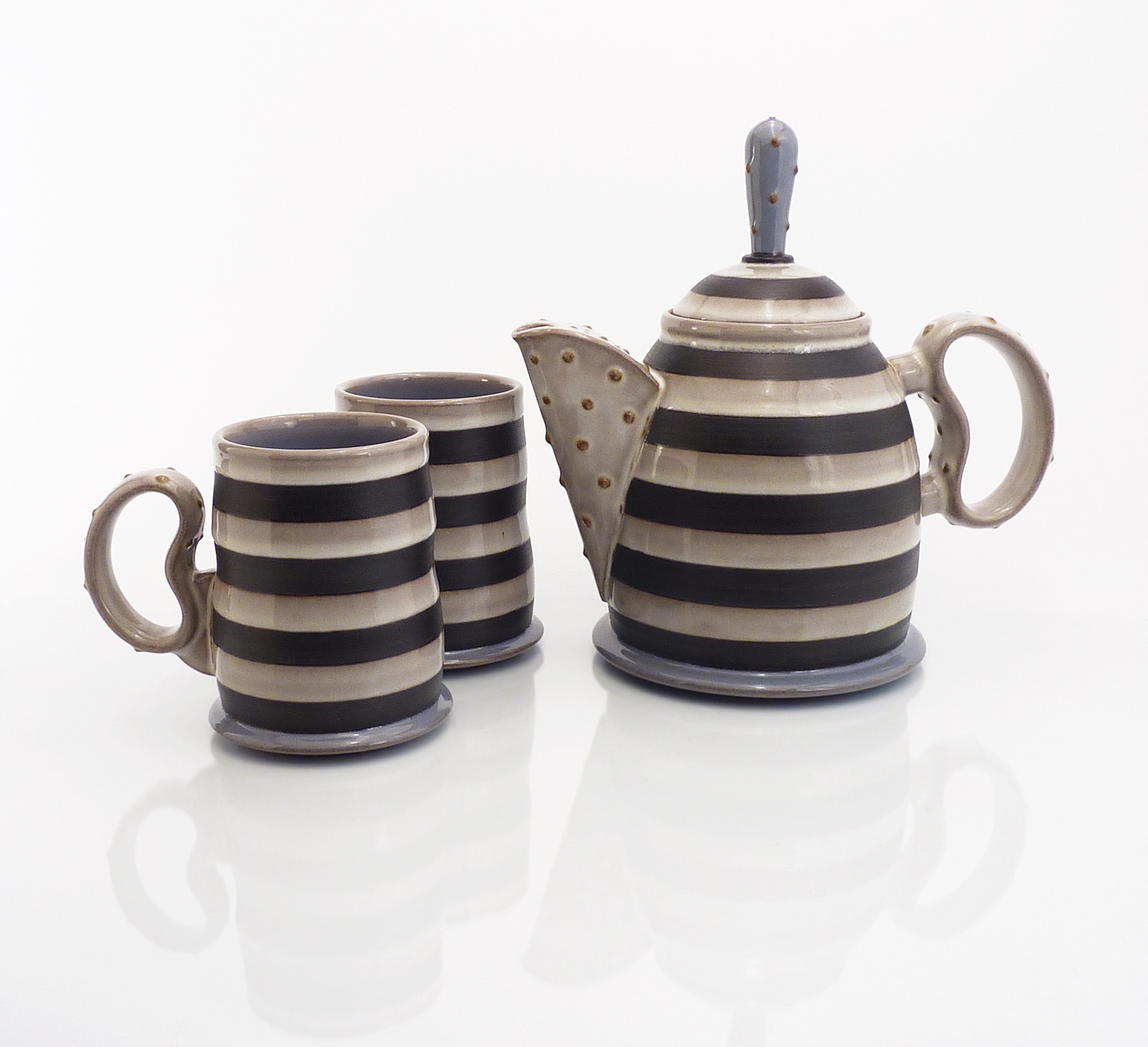Teapot with two mugs
