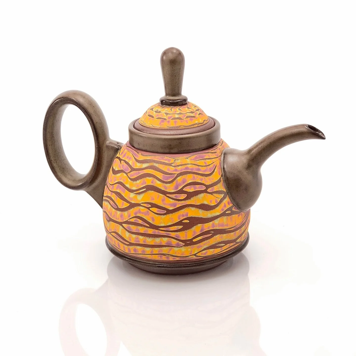 #teapottuesday 🫖 Wavey slip and layers of color. Shop reopens next Monday at noon 🎁 (Nov. 24)
.
.
.
#teapot #pottery #wheelthrowing #howiamaco #liquidquartz #ceramics #instapottery #tea #pottersofinstagram